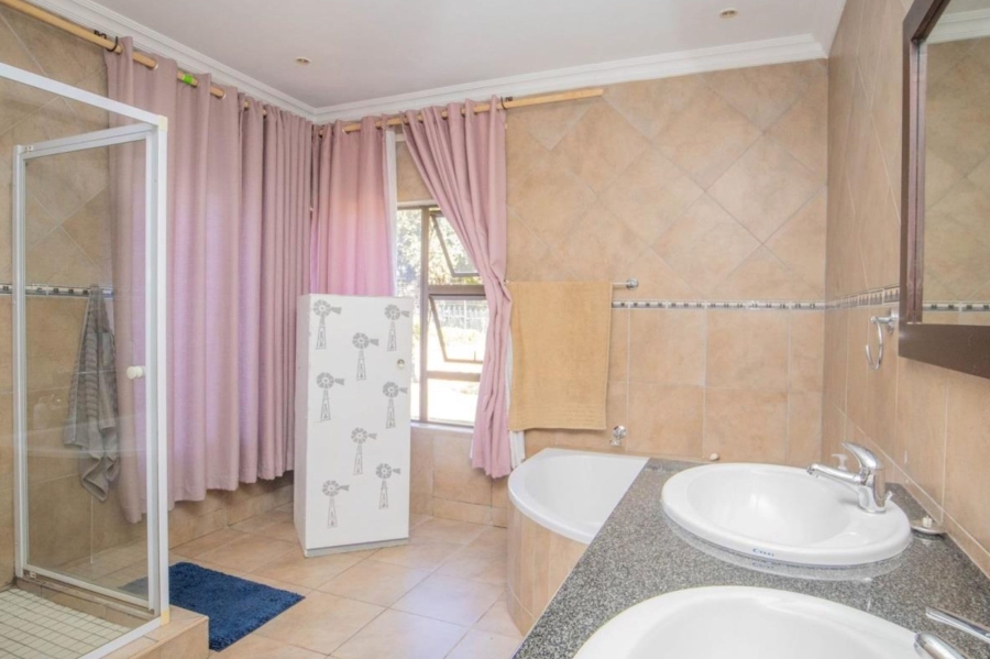 5 Bedroom Property for Sale in Birdwood Estate North West